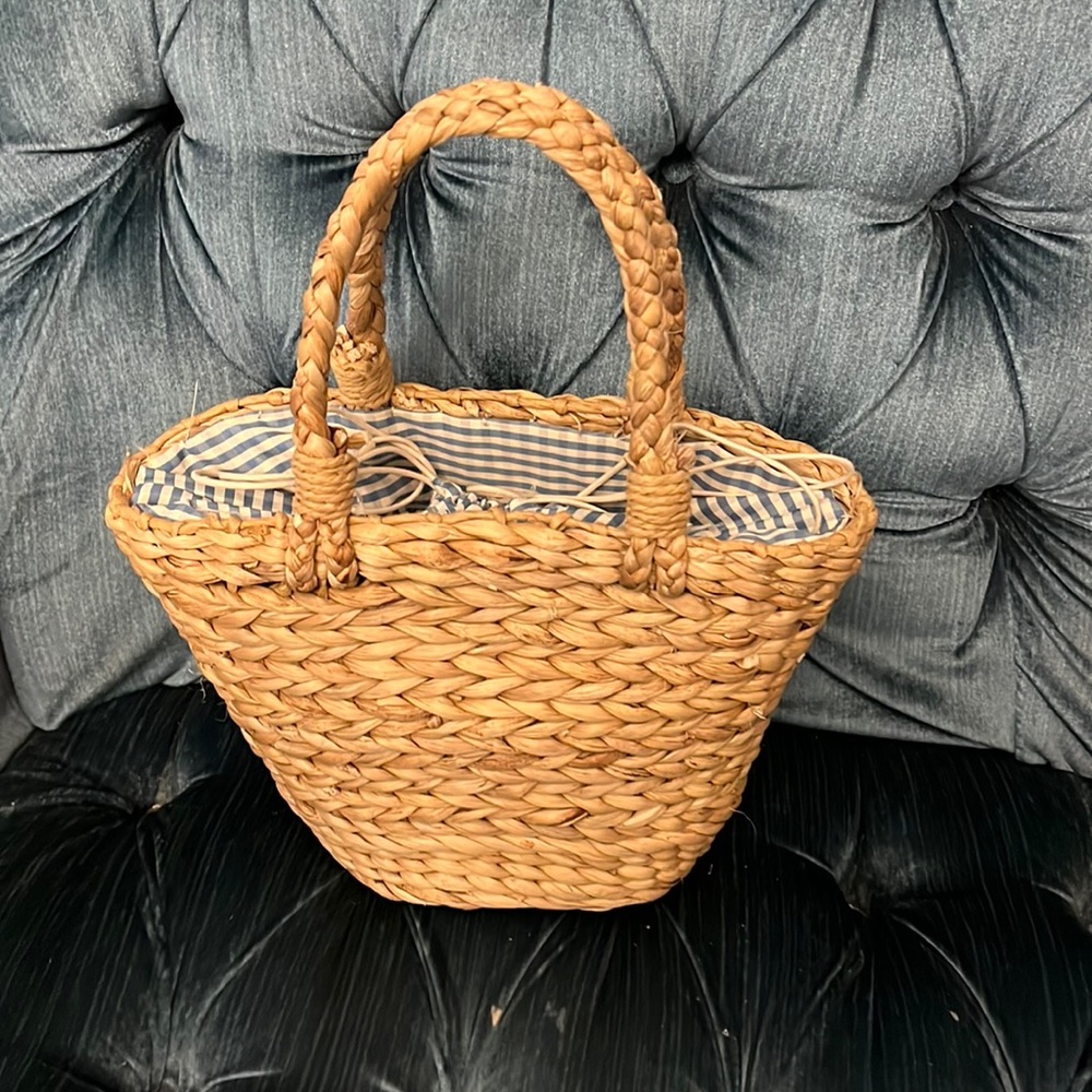 Straw purse with drawstring closure